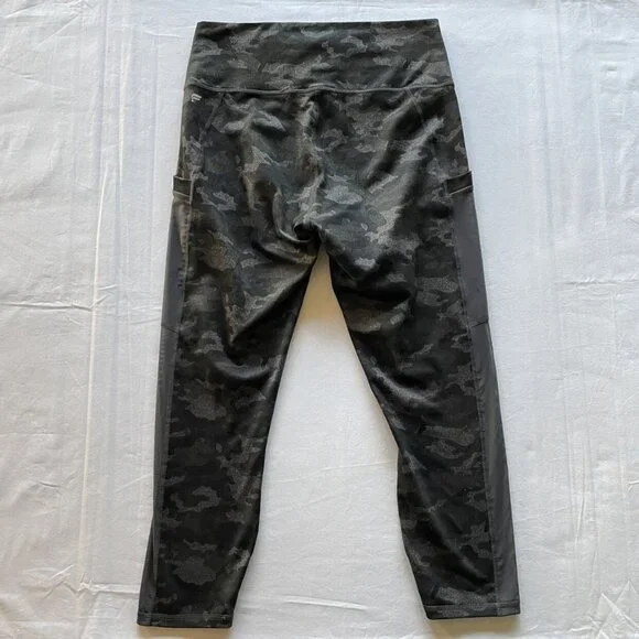 Women’s / Teen’s Fabletics Powerhold Camo Capri Leggings Size Small - Picture 7 of 7